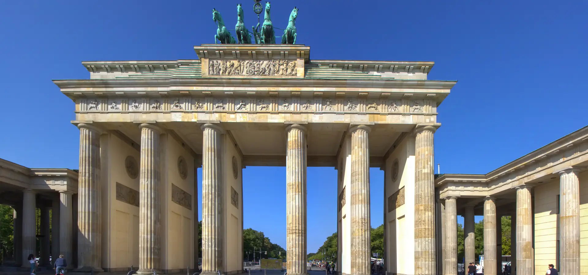 Brandenburger Tor in Berlin vor blauem Himmel